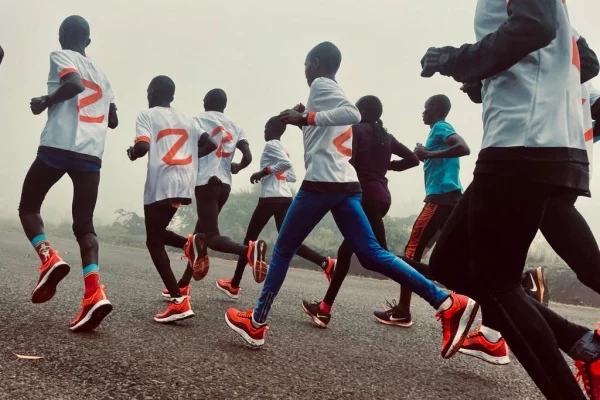 Coureurs Kenyans de la Team BZ qui s'échauffent